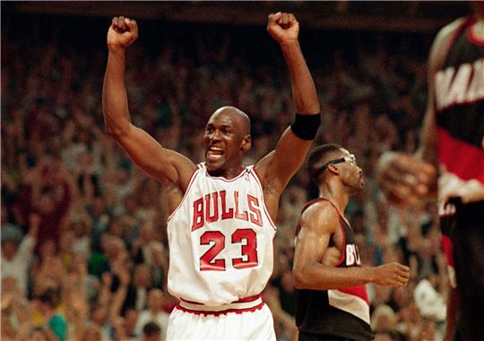 Michael Jordan bei einem Heimsieg der  Chicago Bulls über die Portland Trail Blazers im Juni 1992.
