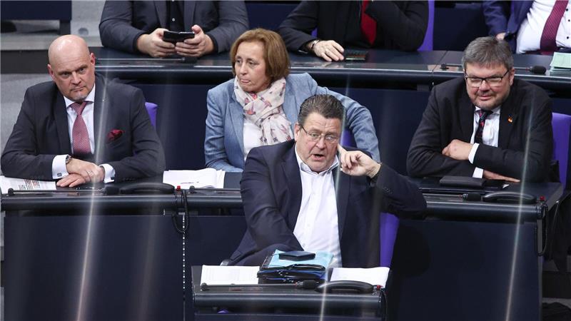 Michael Kaufmann (AfD - auf dem Foto ganz rechts) sitzt im Bundestag neben Fraktionskollegin Beatrix von Storch. (Archivfoto)