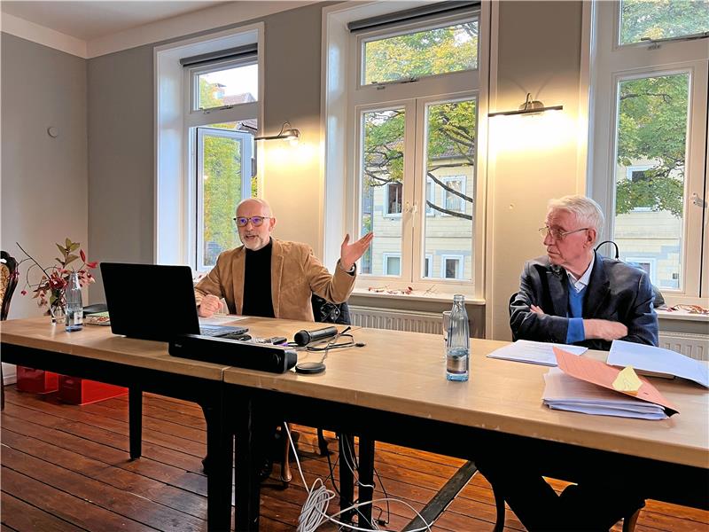 Lesung: Als säße Leibniz mit am Tisch Michael Kempe (links) berichtet über die Aufenthalte von Leibniz im Oberharz. Der Moderator ist Prof. Friedrich-Wilhelm Wellmer. Foto: Kammer