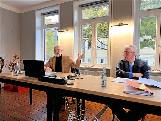 Michael Kempe (links) berichtet über die Aufenthalte von Leibniz im Oberharz. Der Moderator ist Prof. Friedrich-Wilhelm Wellmer. Foto: Kammer