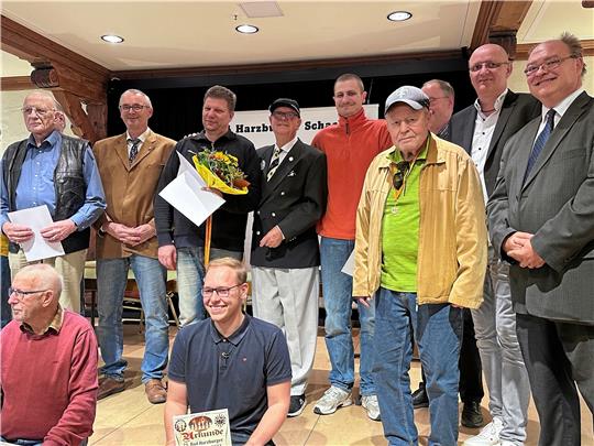 Michael Kopylov (mit Blumenstrauß) ist der Sieger der 21. Schachtage, Peter Oppermann (3.v.r.) wurde bester Bad Harzburger Spieler. Ihnen und den anderen Teilnehmern mit guten Platzierungen gratulieren Ratsmitglied Stephan Schlue (r.) im Namen der Stadt, Michael Langer, Präsident des Niedersächsischen Schachverbandes (2.v.r.), Schachklub-Vorsitzender Jörg Baars (2.v.l.) und Schachklub Ehrenmitglied Wilfried Hellbusch (4.v.l.). Foto: Schlegel