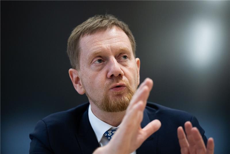 Michael Kretschmer (CDU), Ministerpräsident von Sachsen, fordert noch vor dem geplanten Gespräch zur Asylpolitik mit Bundeskanzler Olaf Scholz eine Obergrenze bei der Aufnahme von Geflüchteten in Deutschland.