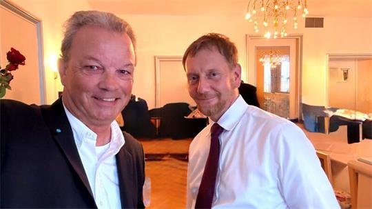 Michael Kretschmer (re.), Ministerpräsident von Sachsen, im Gespräch mit Ralf Nehmzow, Sprecher von Asklepios, Region Harz. 