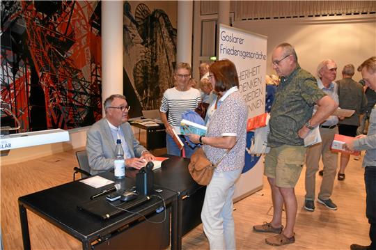 Michael Lüders (links) signierte nach dem Vortrag zahlreiche Bücher für die Zuhörer. Foto: Hartmann