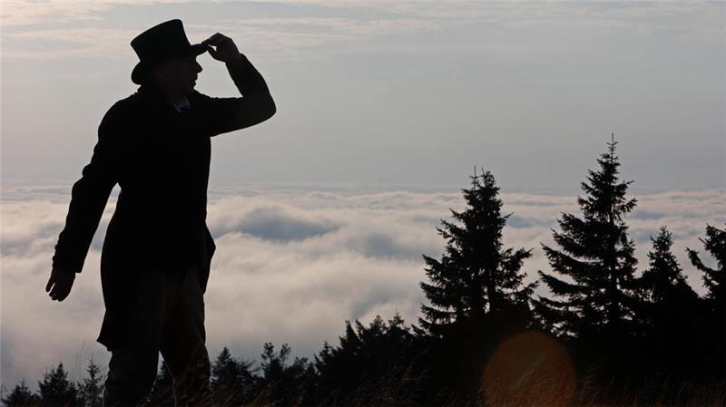 Ein Wernigeröder folgt der Route des großen Dichters Michael Lütje aus Wernigerode steht auf dem Brocken und blickt auf eine dicke Wolkendecke. Der Wernigeröder hat sich 200 Jahre nach Heinrich Heines auf dessen Harzreise begeben.