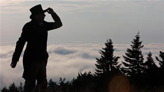 Michael Lütje aus Wernigerode steht auf dem Brocken und blickt auf eine dicke Wolkendecke. Der Wernigeröder hat sich 200 Jahre nach Heinrich Heines auf dessen Harzreise begeben.