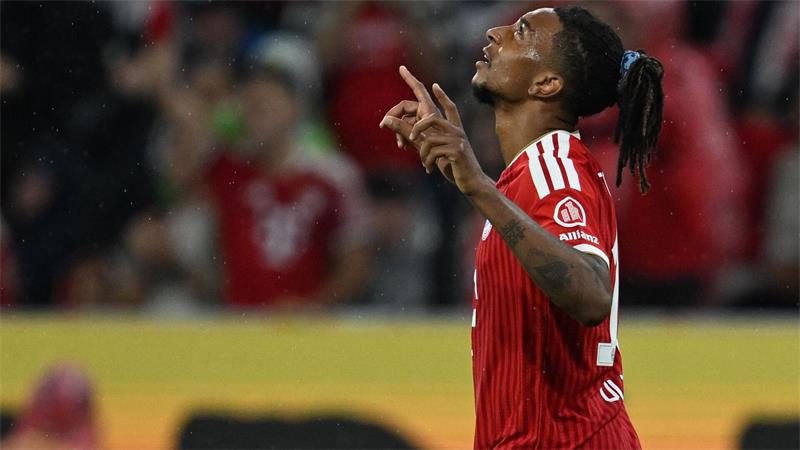 Michael Olise, hier beim Torjubel nach seinem 2:1, präsentierte sich zum Bundesliga-Start gleich wieder in Galaform.