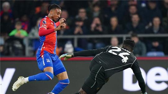 Michael Olise (l) soll vor einem Wechsel von Crystal Palace zum FC Bayern stehen.