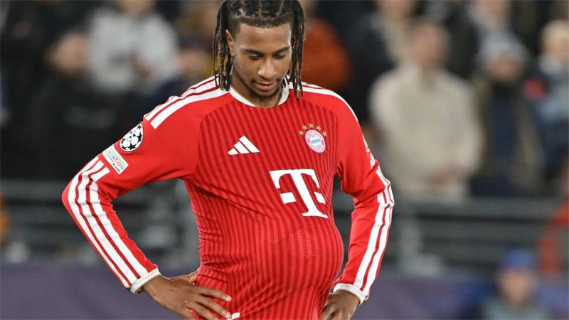 Blitz-Gegentor und Olise-Rot: Bayern macht „große Fehler“ Michael Olise sah genervt die Gelb-Rote Karte.
