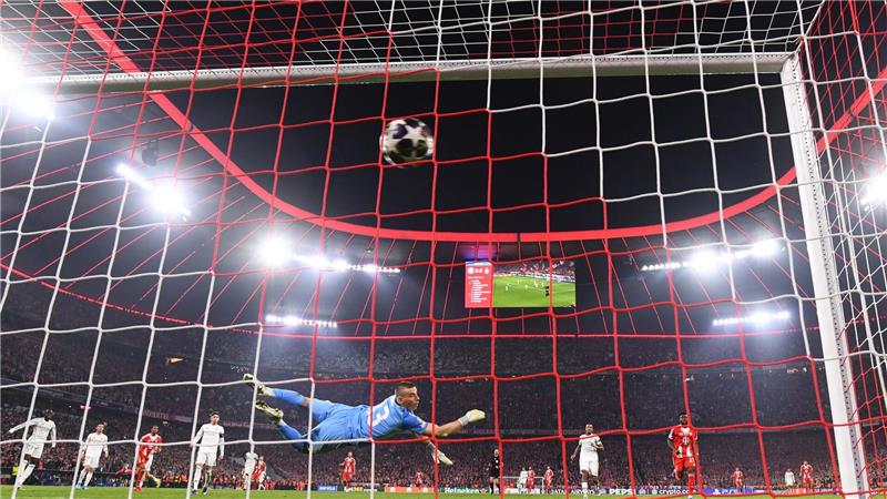 Michael Olise von Bayern trifft zum entscheidenden 4:3 gegen Real Madrid im Viertelfinal-Rückspiel.