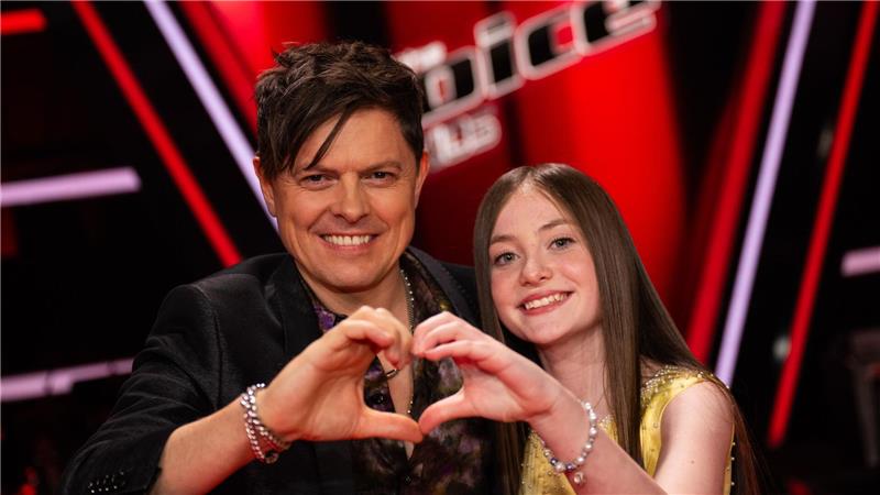 Michael Patrick Kelly steht beim Finale der Musikshow „The Voice Kids“ neben Kandidatin Katelyn auf der Bühne.