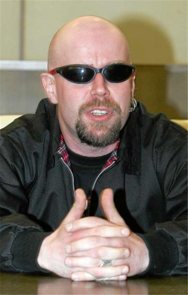Massiver Polizei-Einsatz bei Lunikoff-Konzert Michael Regener („Lunikoff“) ist der ehemalige Sänger der neonazistischen Musikgruppe „Landser“. Foto: Uli Deck dpa
