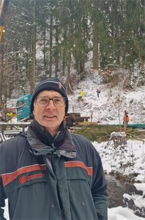 Michael Rudolph bei der Fällung der Fichte in Wildemann. Im Hintergrund schwebt der Baum über dem Lkw.