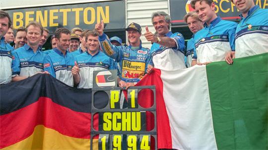 Michael Schumacher (M) jubelt mit seinem Benetton-Team über seinen WM-Titel 1994. (Archivbild)