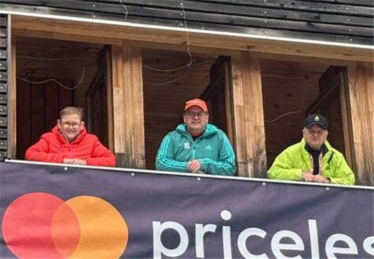 Michael Schwarz (M.) vom SC Buntenbock hat beim Skiflugspektakel in Planica einen Platz in der ersten Reihe. Foto: Privat