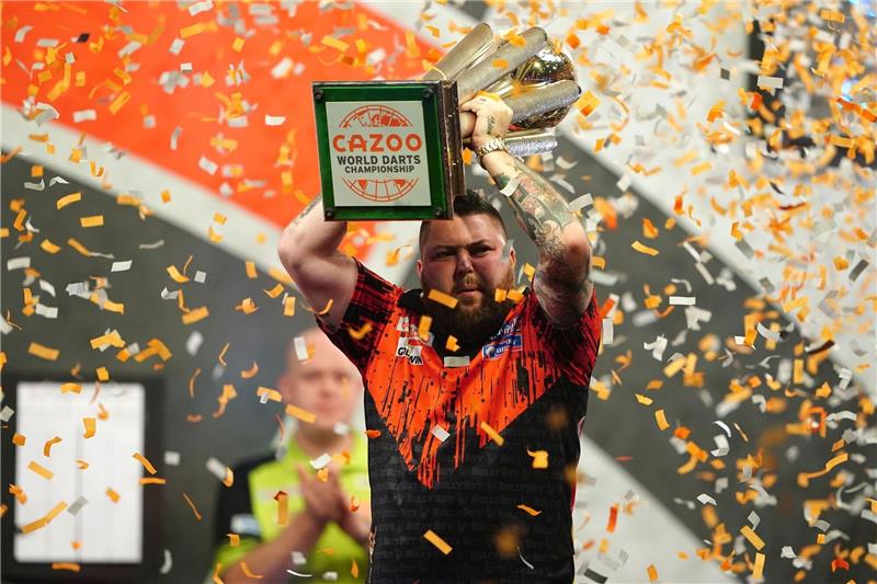 Denkwürdiges Finale: Smith erstmals Darts-Weltmeister Michael Smith feiert mit der Sid Waddell Trophäe seinen Finalsieg.