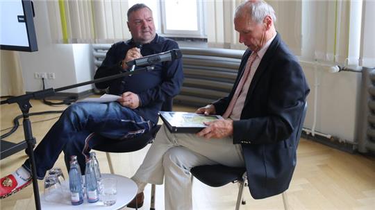 Michael Teupel von der Vereinigung der Opfer des Stalinismus (links) im Gespräch mit Dieter Freesemann, der damals beim Bundesgrenzschutz an der innerdeutschen Grenze eingesetzt war und einige der geschilderten Fälle miterlebte.