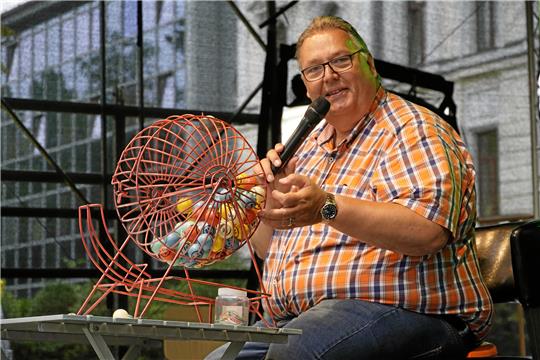 Michael Thürnau spielt auf dem BAdeparkbühne Bingo.Fotos: Schlegel