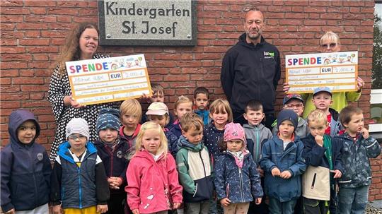 Michael Uffel (hinten) übergab die Spenden an die Empfänger, den Förderverein der Grundschule Vienenburg und den Kindergarten St. Josef in Wiedelah.