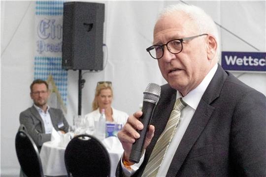 Michael Vesper, Präsident des Dachverbandes Deutscher Galopp, eröffnet die Rennwoche.