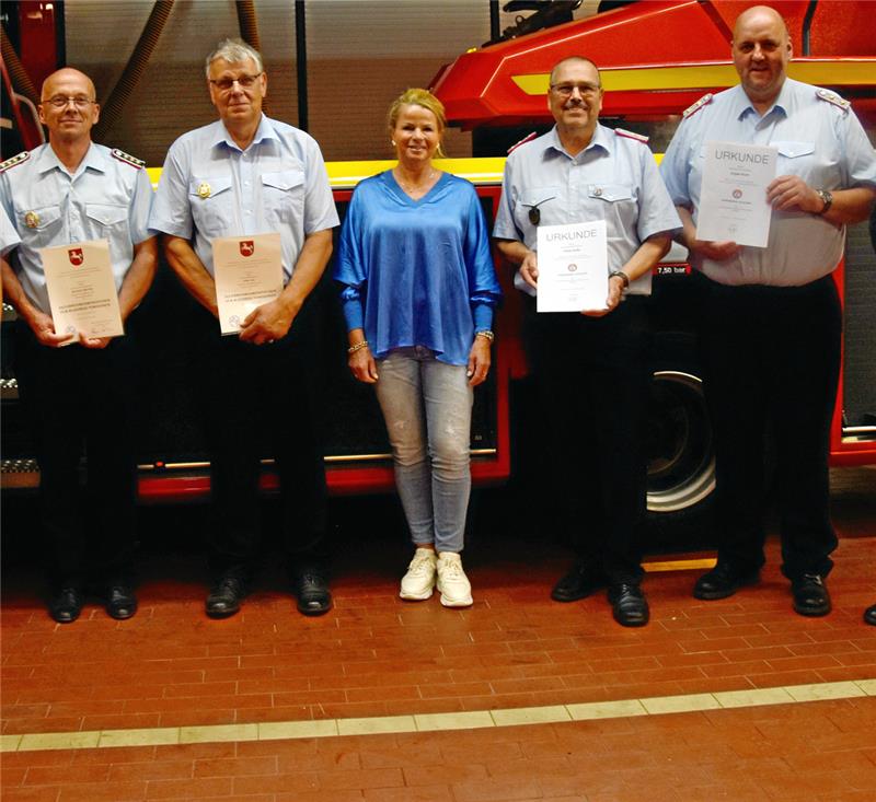 Michael Winter (von links) und Jörg Voss sind seit 40 Jahren Mitglieder der Feuerwehr. Eine ganz besondere Ehrung erhielten im Beisein von Oberbürgermeisterin Urte Scvhwerdtner  Frank Slotta und Jürgen mit dem Feuerwehr-Ehrenkreuz in Silber.