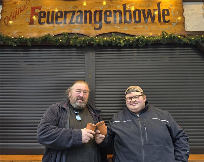 Michael (links) und Maik Zech sind die Gesichter des Feuerzangenbowlen-Standes.