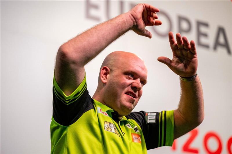 Auch van Gerwen bei Darts EM raus Michael van Gerwen grüßt die Fans in Dortmund und scheidet dann leider aus.