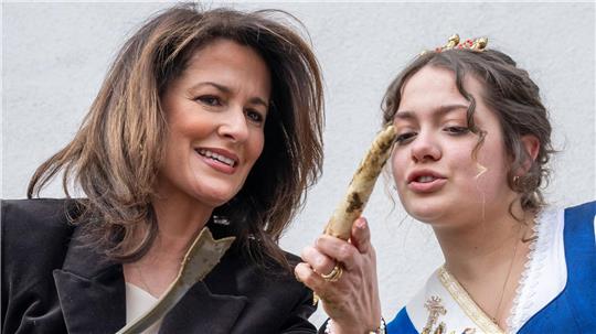 Michaela Kaniber, (l, CSU) Staatsministerin für Ernährung, Landwirtschaft und Forsten, und Franziska Schweiger, amtierende Spargelkönigin 2025/2026, eröffnen auf dem Viktualienmarkt die Spargelsaison.