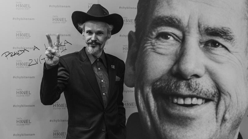 Fotokunst und Gedichte aus Beroun im Goslarer Kulturmarktplatz Michal „Whitte Charles“ Bauer Pticen vor einem Portrait von Václav Havel. Er schreibt dazu: „Václav Havel ist vor allem ein Vorbild für mich. Er konnte Denken und Handeln zu einem vereinen und fühlt sich geehrt, die Widersprüche zu verteidigen, die sich unweigerlich daraus ergeben. Und das alles in menschlichem Ausmaß, mit Humor und Demut.“