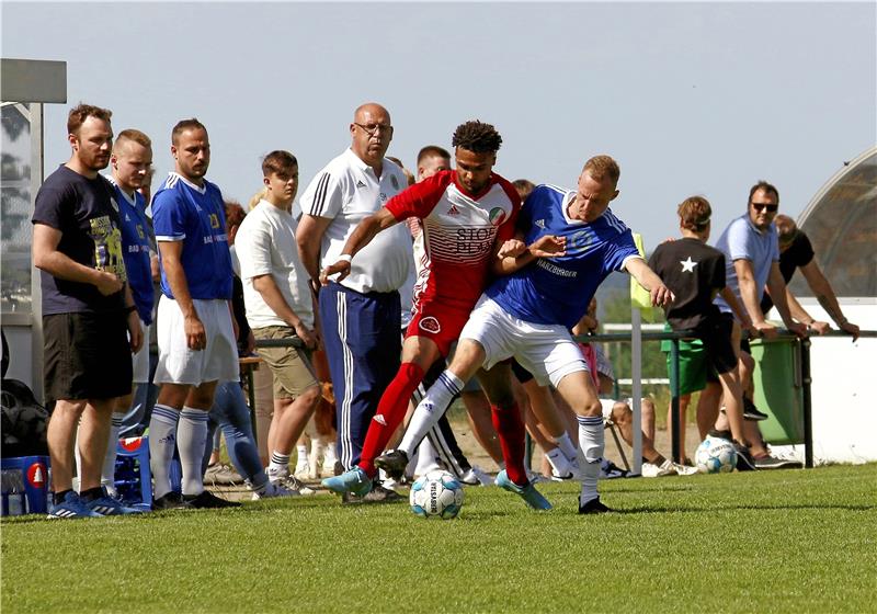 TSG Bad Harzburg fehlen die letzten Prozente Michel Bönig (re.) wirft sich in den Zweikampf mit Lengedes Vincent Ibe. Wenig später fällt das 1:2 aus Sicht der TSG, bei der Trainer Marc Müller (li.) schon einen Doppelwechsel vorbereitet hat. Foto: Epping
