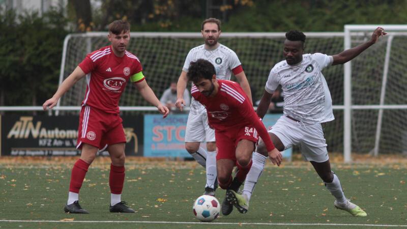 Michel Grah (r.) und Kapitän André Wolf, hier vergangenen Sonntag im Spiel gegen den KSV Vahdet Salzgitter, sind wichtige Stützen im Zentrum des VfL Oker.