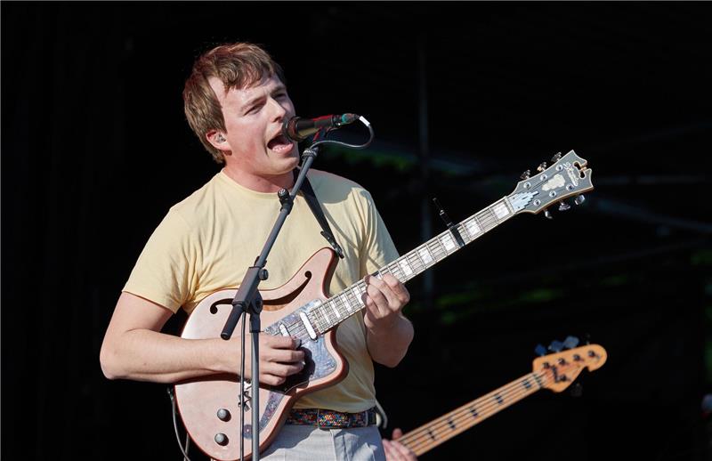Michèl von Wussow geht auf seine erste Deutschland-Tour Michel von Wussow, Musiker, steht auf der Freilichtbühne im Stadtpark.