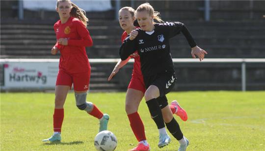 Michelle Grüne von FC Groß Döhren setzt sich sinnbildlich gegen eine Harlingeröderin durch. Grüne erzielt den Treffer zur 3:0-Führung.