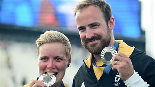 Michelle Kroppen und Florian Unruh jubeln über die erste deutsche Olympia-Medaille im Mixed.