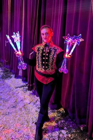 Michelle Sperlich zeigt die Zauberstäbe, deren Erlös in die Tierkasse fließt.