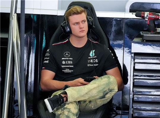 Mick Schumacher hat ein Foto mit seiner Freundin veröffentlicht.