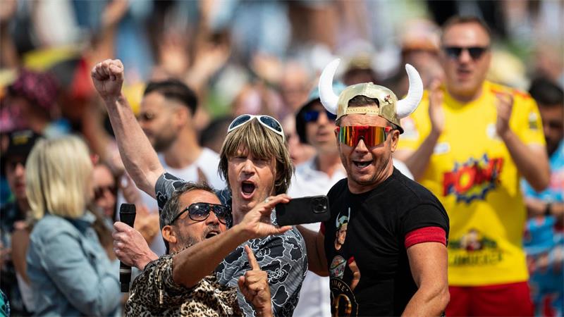 Mainz olé: Malle-„Fernsehgarten“ sorgt für Partystimmung Mickie Krause und Lorenz Büffel stimmten ihren Song „Baila Baila“ an.