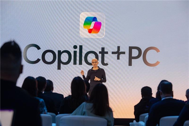 Wie Microsoft den PC mit KI cool machen will Microsoft-Chef Satya Nadella stellt die Vision für eine PC-Architektur vor, die auf den Einsatz Künstlicher Intelligenz ausgerichtet sein soll.