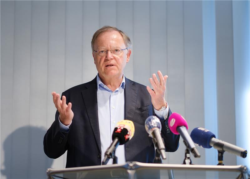 Miedersachsens Ministerpräsident Stephan Weil äußert sich zum Brandbrief lokaler Unternehmen. Symbolbild: Ole Spata/dpa