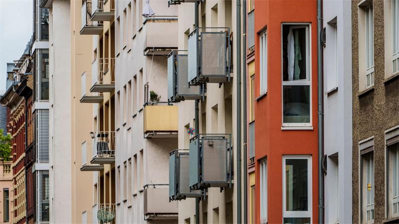 Miete und Nebenkosten verschlingen 30 Prozent oder mehr des Nettoeinkommens von Privathaushalten. (Symbolbild)