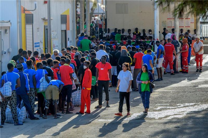 Hunderte Migranten erreichen Italien Migranten auf der Insel Lampedusa.