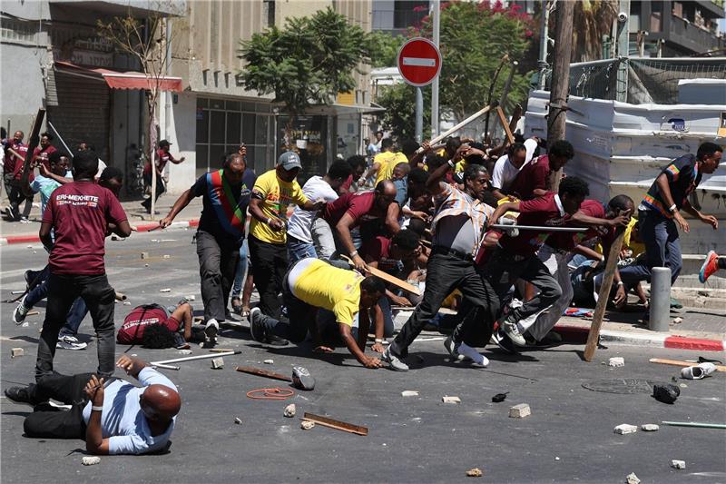 Dutzende Verletzte bei Eritreer-Protest in Israel Migranten aus Eritrea stoßen bei einer Demonstration in Tel Aviv mit der Polizei zusammen.