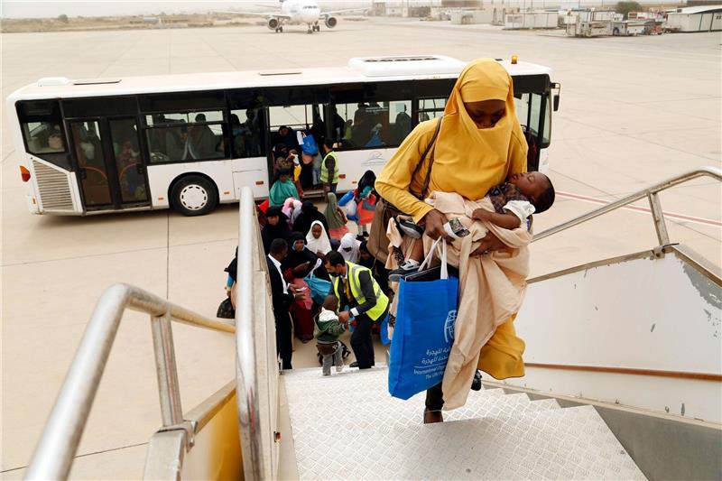 EU-Länder forderten 2022 mehr Migranten zur Ausreise auf Migranten besteigen ein Flugzeug, das sie zurück gen Heimat bringt (Symbolbild).
