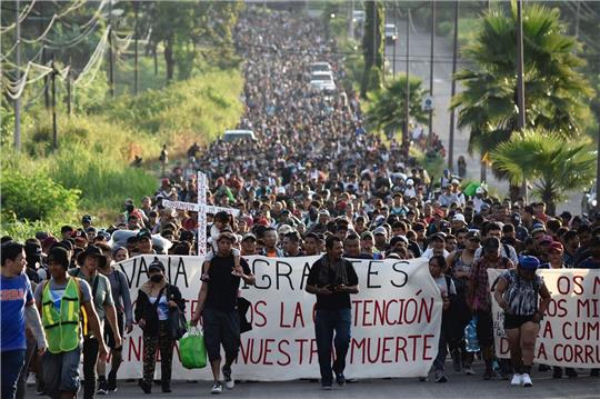 Migranten, die sich nach eigenen Angabe eine längere Wartezeit nicht leisten können, machen sich in einer Karawane auf den Weg Richtung USA.