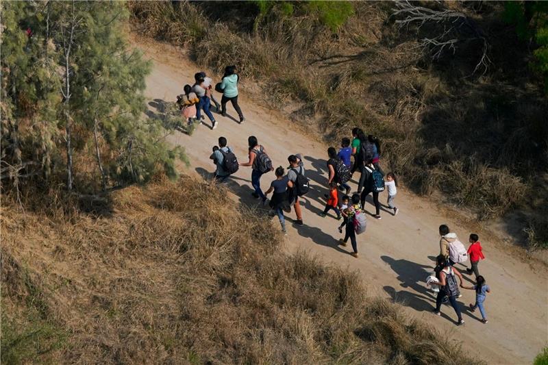UN: Tausende sterben auf gefährlichen Migrationsrouten Migranten gehen einen Feldweg entlang, nachdem sie die Grenze zwischen den USA und Mexiko überquert haben.