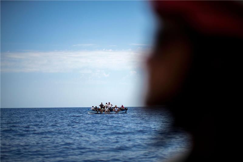 Wieder viele Migranten tot vor Tunesiens Küste geborgen Migranten in einem Holzboot auf dem Mittelmeer. Symbolfoto