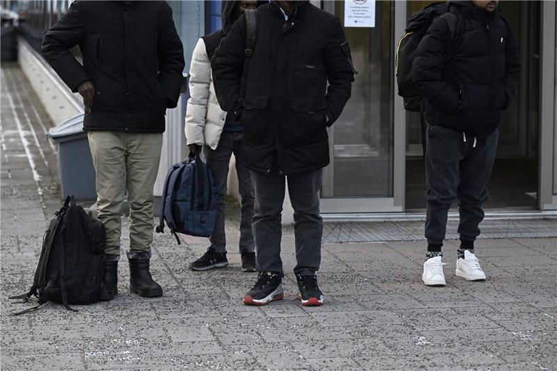 Finnland schließt Grenzübergänge zu Russland Migranten kommen nach ihrer Ausreise aus Russland an der Nuijamaa-Grenzstation zwischen Russland und Finnland an.