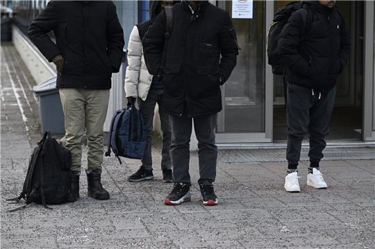 Migranten kommen nach ihrer Ausreise aus Russland an der Nuijamaa-Grenzstation zwischen Russland und Finnland an.