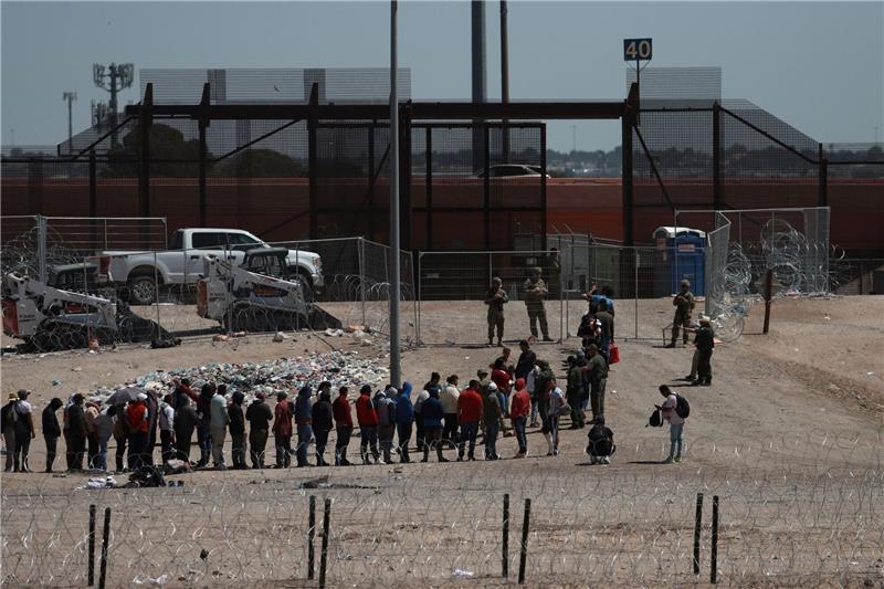 USA wollen 1500 Soldaten an Mexiko-Grenze schicken Migranten nach ihrer Ingewahrsamnahme durch die US-Behörden an der Grenze zwischen den USA und Mexiko auf.