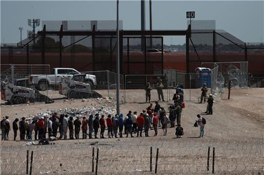 Migranten nach ihrer Ingewahrsamnahme durch die US-Behörden an der Grenze zwischen den USA und Mexiko auf.